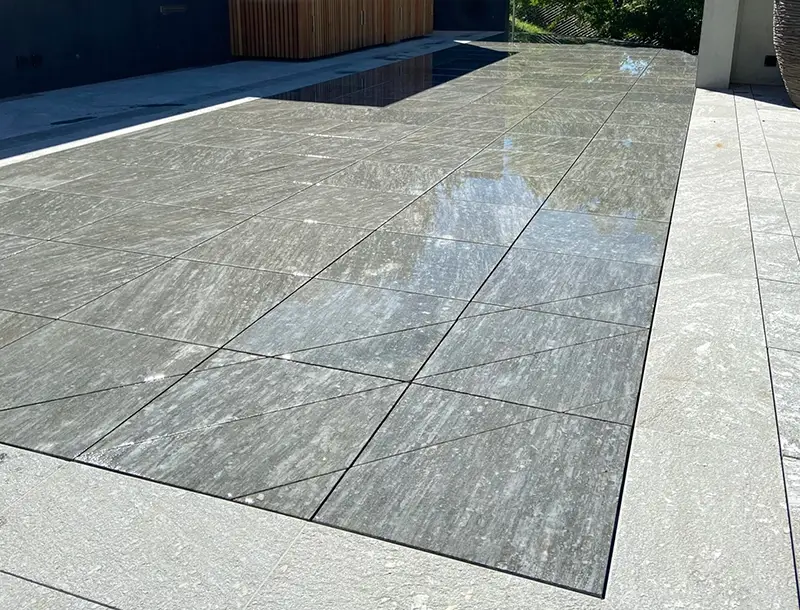 zwembad met terras erop